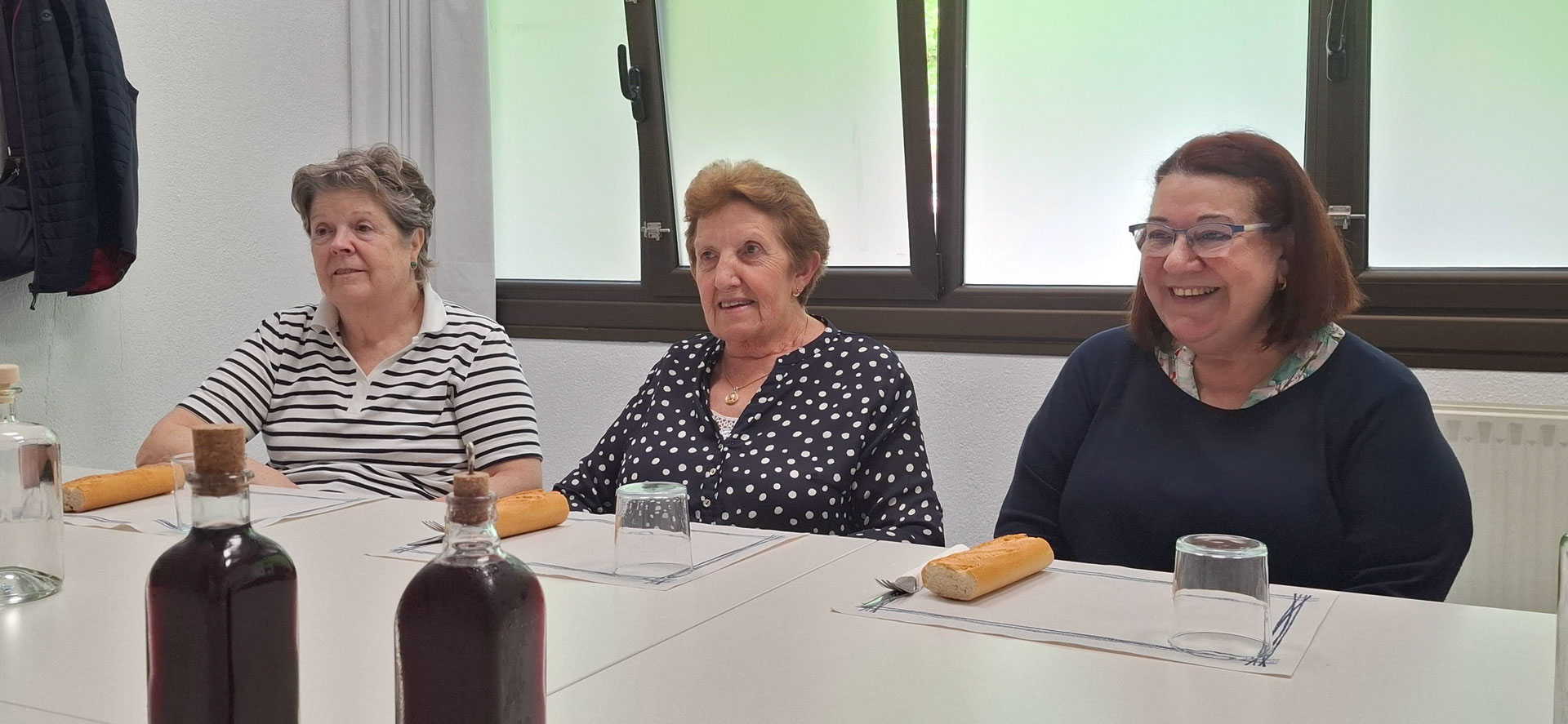 Varias personas reunidas alrededor de una mesa