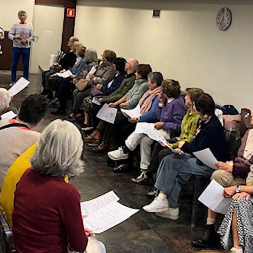 Grupo de personas reunida con papeles en la mano